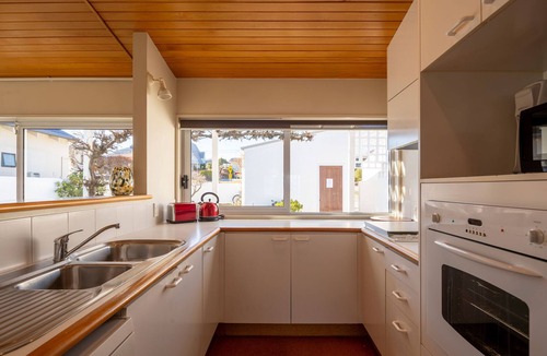 Frankton House | Queenstown Lakeside Gem: 3 BDR, Wi-Fi & Parking