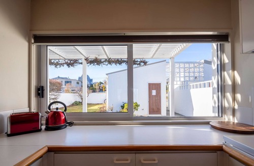 Frankton House | Queenstown Lakeside Gem: 3 BDR, Wi-Fi & Parking