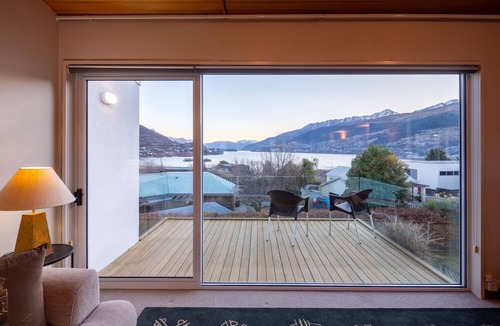 Frankton House | Queenstown Lakeside Gem: 3 BDR, Wi-Fi & Parking