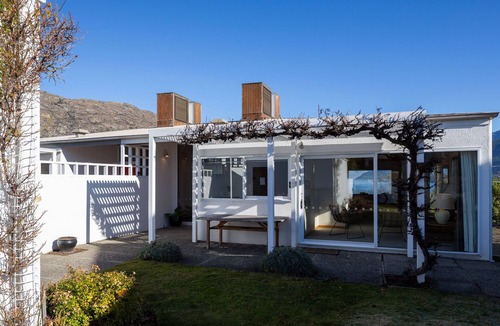 Frankton House | Queenstown Lakeside Gem: 3 BDR, Wi-Fi & Parking
