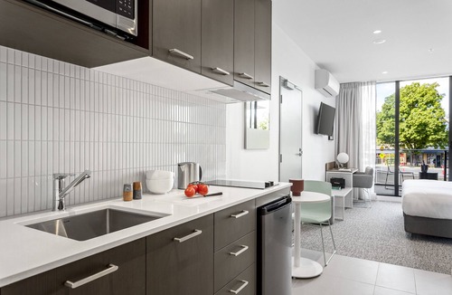 Soldiers Hill Apartment | Quest Ballarat Station