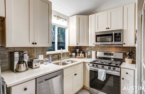 North University Condo | Quick Bike Ride to Central Austin from Quiet 1BD