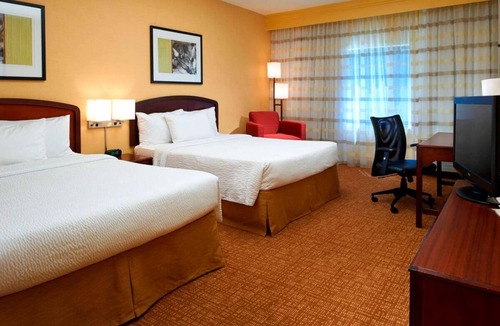 West Dundee Resort | Quick Drive to Spring Hill Mall, FREE Parking, Enjoy Indoor Swimming Pool!