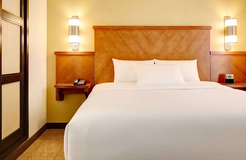 St. Johns Hotel | Quick Drive to The Vortex! Pet-Friendly Property w/Outdoor Pool, Free Parking!