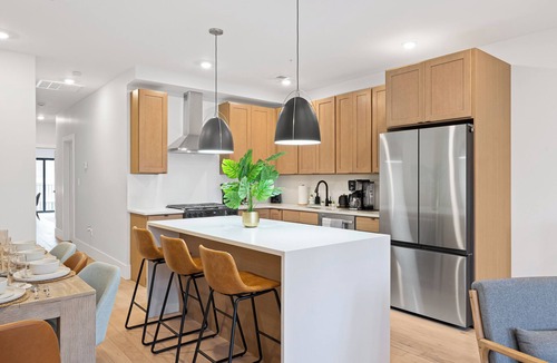 McGinley Square House | Quick PATH access to NYC Stylish 3BR Designer Home for Travelers & Family