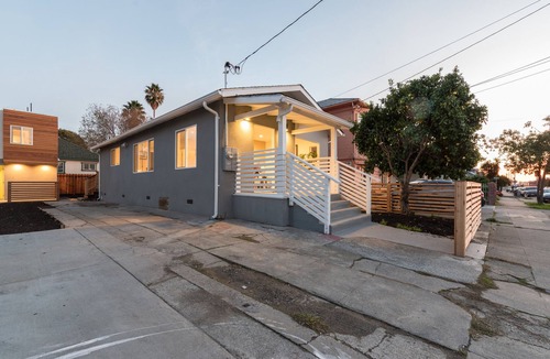 Oakland House | Quick stay near downtown