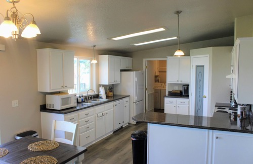 Umatilla House | Quick walk to Columbia River access