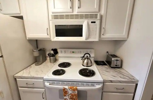 North Loop House | Quiet 1BR, full remote work setup, walkable area.nn