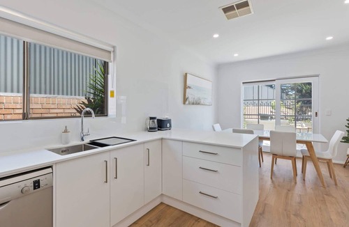 Glenelg South House | Quiet 2-Bed Retreat with Private Courtyard