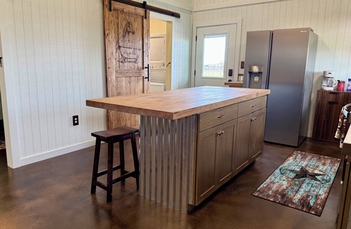 Mound House | Quiet 2-bedroom 2 bath Barndominium on the edge of Gatesville