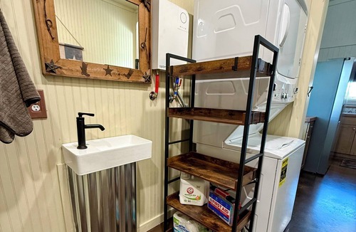 Mound House | Quiet 2-bedroom 2 bath Barndominium on the edge of Gatesville