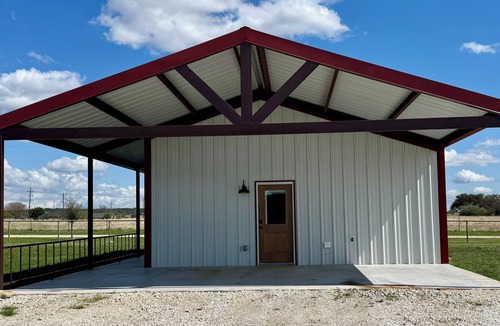Mound House | Quiet 2-bedroom 2 bath Barndominium on the edge of Gatesville