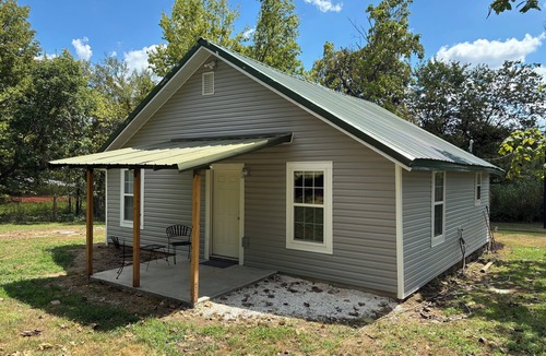 Prairie Grove House | Quiet 2-bedroom house with AC in charming Prairie Grove