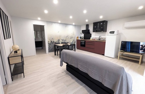 Saix Cabin | Quiet, 2 bedrooms, terrace, Garden Wifi, Connected TV, Air-conditioning.