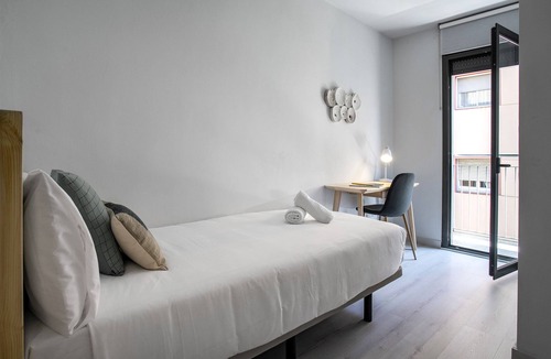 Collblanc y La Torrassa Apartment | Quiet 2 Level Apartment with Balcony