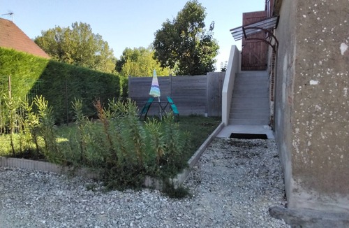 Saint-Martin-sur-Ocre Apartment | Quiet 2-person studio with garden and enclosed courtyard