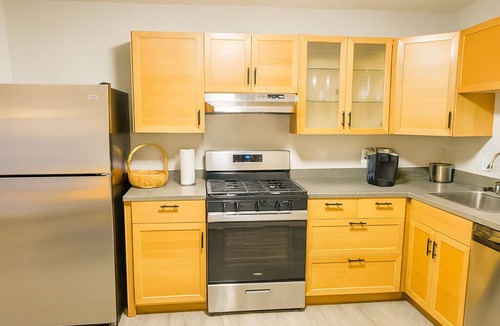 Gaithersburg Apartment | Quiet 2BR apartment near I-270, Shops & Dining, free parking