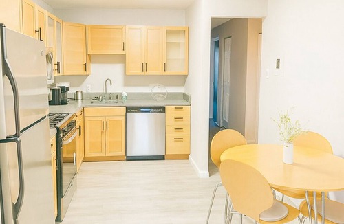 Gaithersburg Apartment | Quiet 2BR apartment near I-270, Shops & Dining, free parking