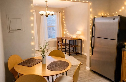 Gaithersburg Apartment | Quiet 2BR apartment near I-270, Shops & Dining, free parking