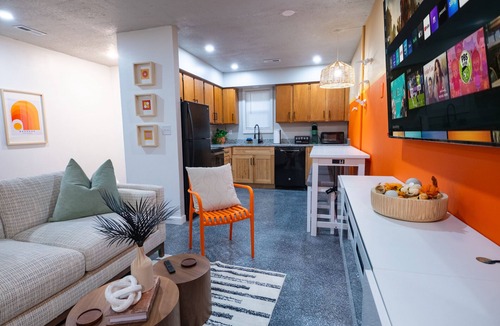 Lawrence Apartment | Quiet 2BR Apt with W/D and Carport Near KU
