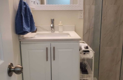 Hurontario Apartment | Quiet 2BR Basement Suite Private Entrance Parking Near Square One