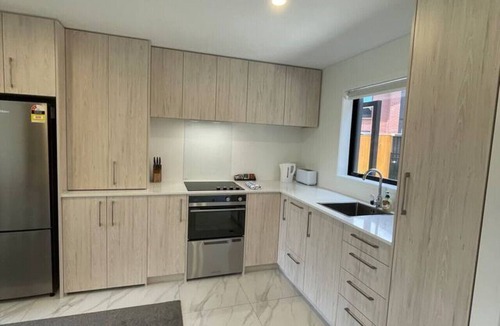 Henderson House | Quiet 2BR House on Te Kanawa Crescent