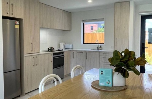 Henderson House | Quiet 2BR House on Te Kanawa Crescent