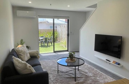 Henderson House | Quiet 2BR House on Te Kanawa Crescent