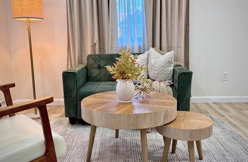Utica Apartment | Quiet 2BR in Utica/Fast WiFi Parking/S–Check-In