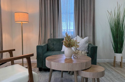 Utica Apartment | Quiet 2BR in Utica/Fast WiFi Parking/S–Check-In