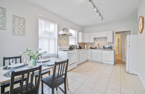 Fort Lee Apartment | Quiet 2BR Less than 30 Min from NYC