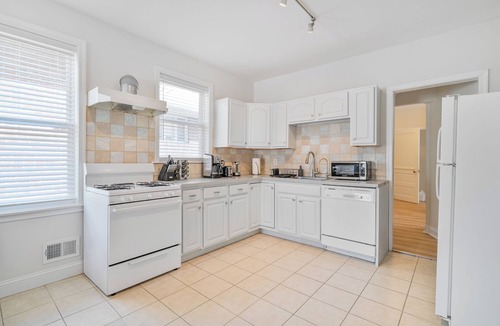 Fort Lee Apartment | Quiet 2BR Less than 30 Min from NYC