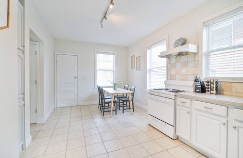 Fort Lee Apartment | Quiet 2BR Less than 30 Min from NYC