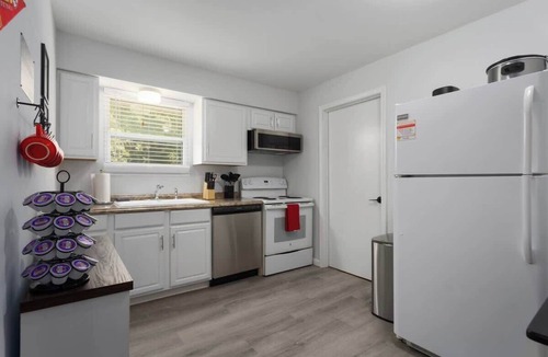 Riverside Apartment | Quiet 2BR Near Downtown KC | Walk to Park