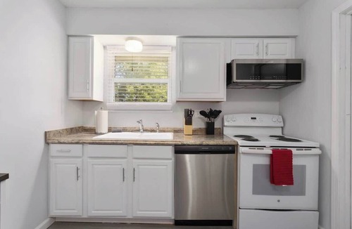 Riverside Apartment | Quiet 2BR Near Downtown KC | Walk to Park