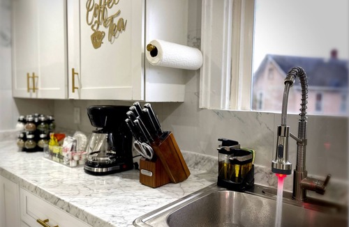 Utica House | Quiet 2BR Near Wynn Hospital/Parking + Self Check-In