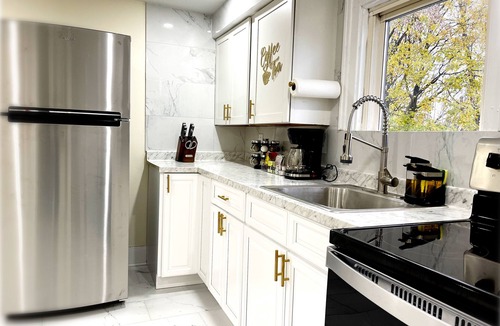 Utica House | Quiet 2BR Near Wynn Hospital/Parking + Self Check-In