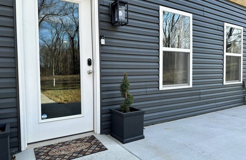 Treloar Apartment | Quiet 2BR Retreat on 7 Acres | Sleeps 6, Fast WiFi