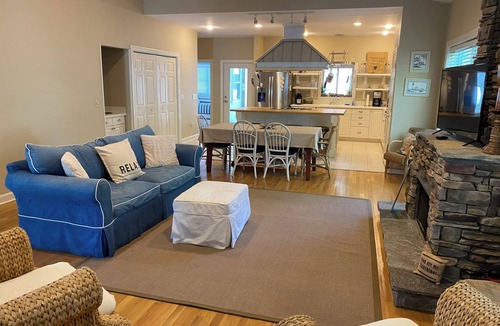 Southport House | Quiet 3 bedroom + Bunkhouse, Screened Porch, 2 Blocks to Waterfront