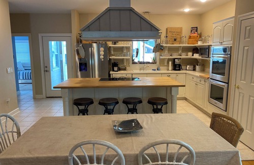 Southport House | Quiet 3 bedroom + Bunkhouse, Screened Porch, 2 Blocks to Waterfront