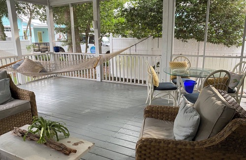 Southport House | Quiet 3 bedroom + Bunkhouse, Screened Porch, 2 Blocks to Waterfront