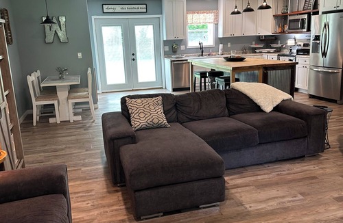 Sullivan House | Quiet 3-bedroom home on 4 aces near Lake Sullivan