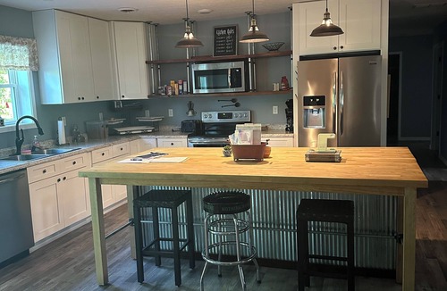 Sullivan House | Quiet 3-bedroom home on 4 aces near Lake Sullivan