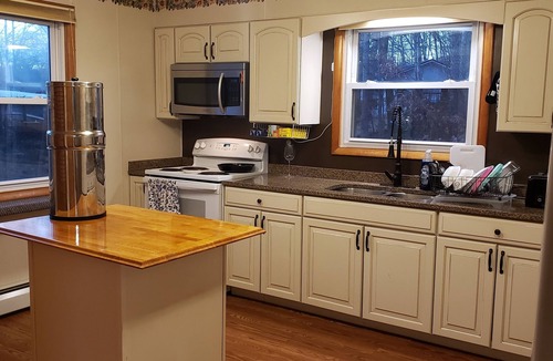 Crellin House | Quiet 3 bedroom home with fire pit