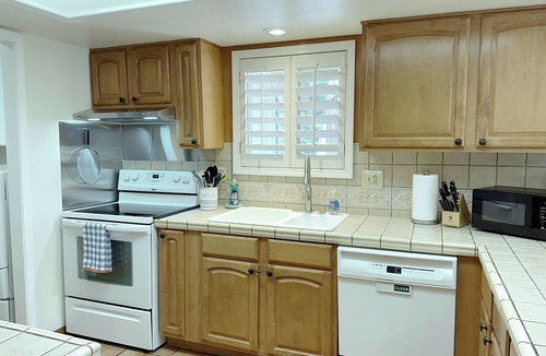 Flagstaff House | Quiet 3BR 2BA Townhome AC Workspace Yard