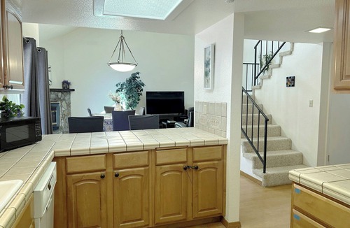 Flagstaff House | Quiet 3BR 2BA Townhome AC Workspace Yard