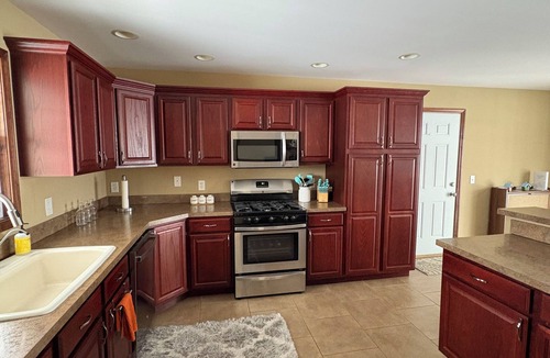 Bradley House | Quiet 3BR Near I-57 with WiFi + Parking - Long Stay Friendly