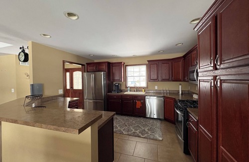 Bradley House | Quiet 3BR Near I-57 with WiFi + Parking - Long Stay Friendly