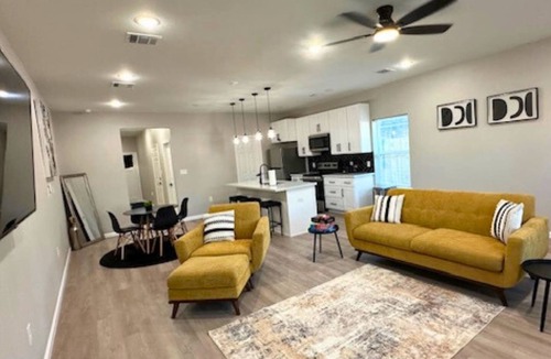Northside House | Quiet 3BR Stay | King Bed | Near Downtown
