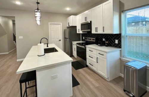 Northside House | Quiet 3BR Stay | King Bed | Near Downtown